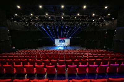 杭州懷德藝術中心啟幕，經典話劇《驢得水》助陣，拓展演出及經紀業務